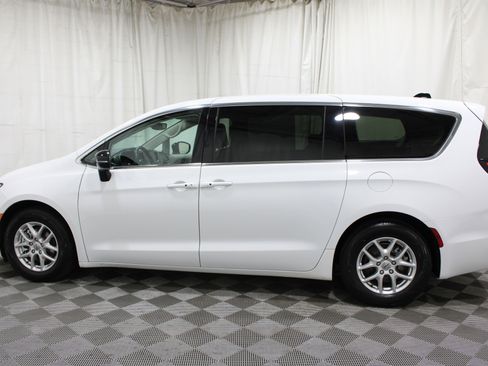 Used 2024 Chrysler Pacifica Touring-L FWD image 33