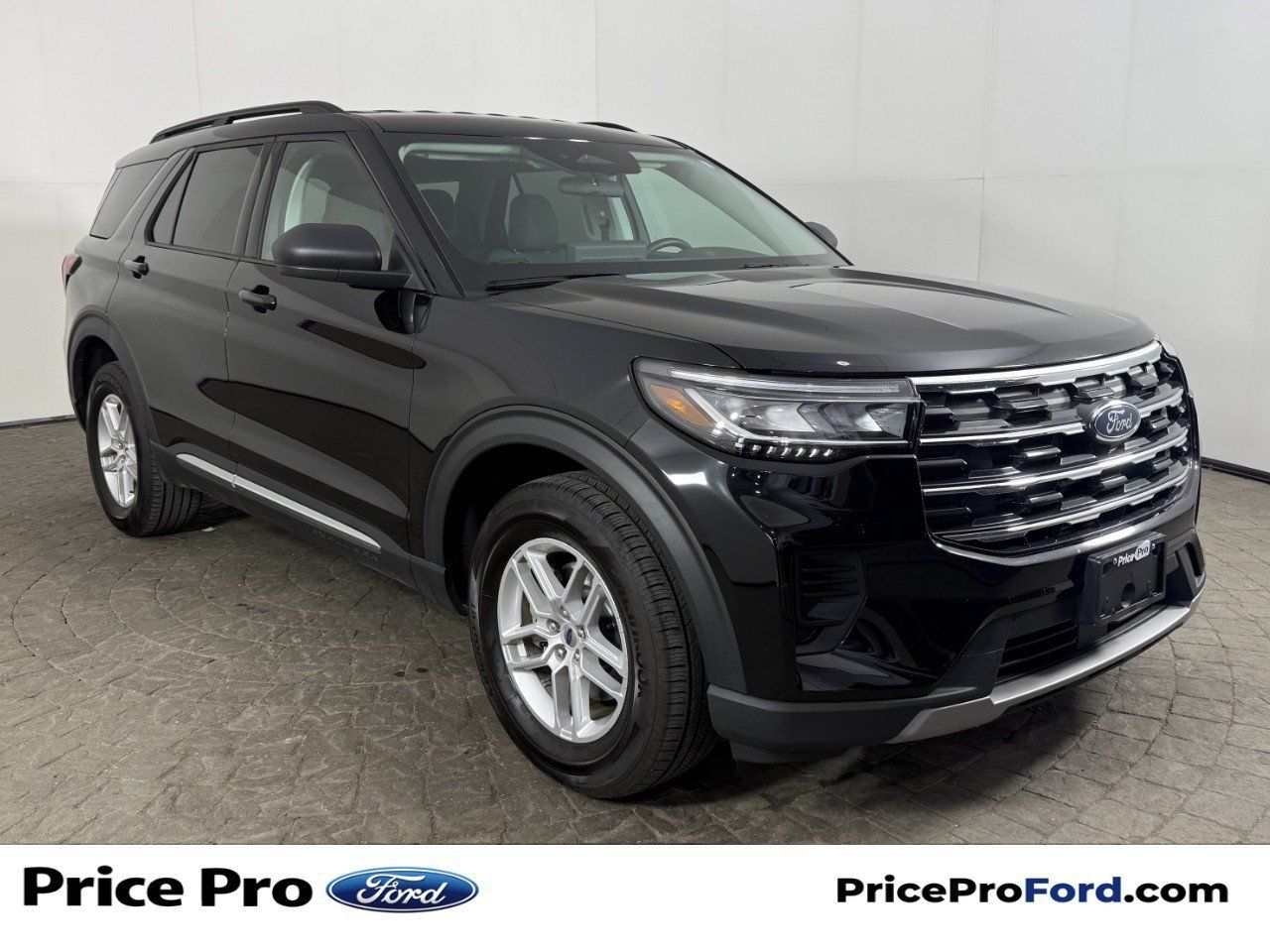 Used 2025 Ford Explorer Active AWD/4WD image 1
