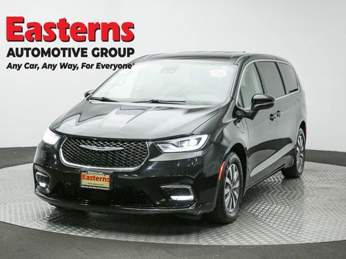 Used 2023 Chrysler Pacifica Touring-L image 1