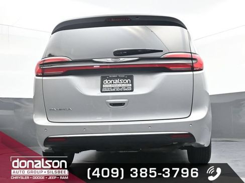 Used 2024 Chrysler Pacifica Touring-L FWD image 17