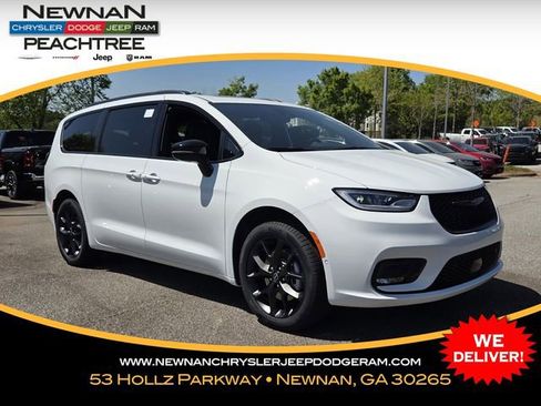 New 2026 Chrysler Pacifica Limited image 1