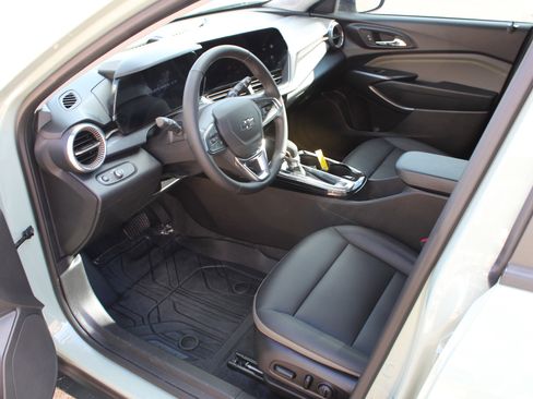 Used 2025 Chevrolet Trax ACTIV w/ Driver Confidence Package image 18