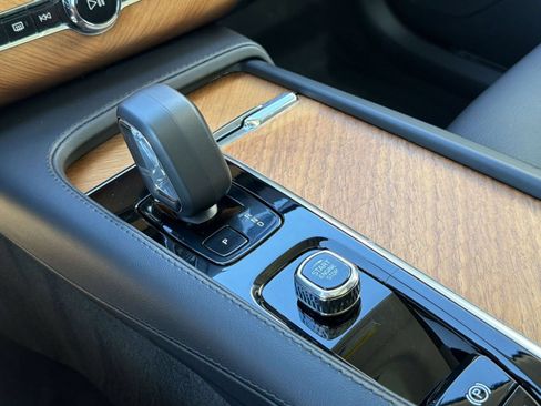 Certified 2023 Volvo XC90 B6 Plus AWD/4WD image 17