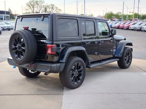 Used 2023 Jeep Wrangler Unlimited Sahara w/ Cold Weather Group AWD/4WD image 16