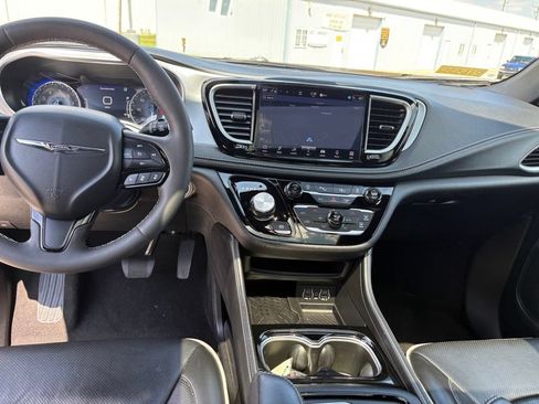 Used 2025 Chrysler Pacifica Limited FWD image 22