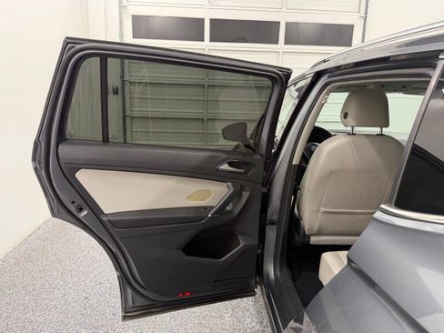 Used 2018 Volkswagen Tiguan SEL FWD image 17