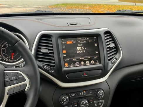 Used 2017 Jeep Cherokee Limited image 6