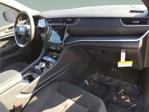 New 2025 Jeep Grand Cherokee L Laredo w/ Luxury Tech Group I RWD image 31