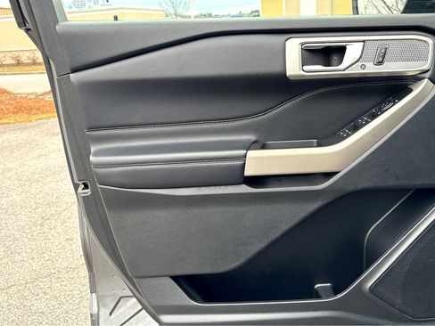 Used 2023 Ford Explorer Limited image 18