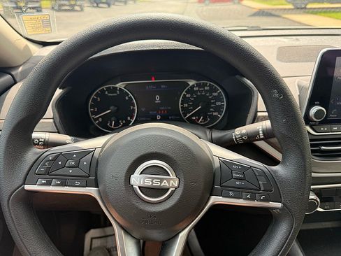 Used 2025 Nissan Altima 2.5 SV FWD image 25