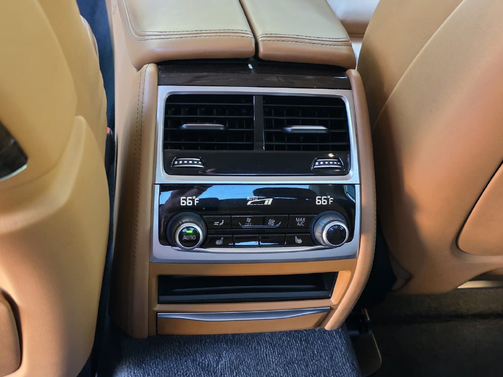 Used 2020 BMW 740i w/ Premium Package RWD image 13