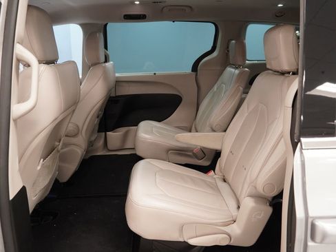 Used 2018 Chrysler Pacifica Touring-L image 23