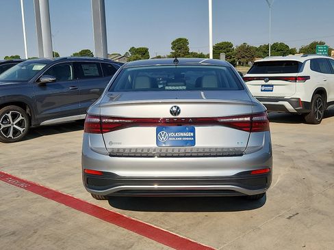 New 2025 Volkswagen Jetta SE image 6