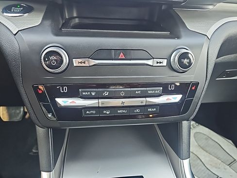 Used 2020 Ford Explorer XLT w/ Equipment Group 202A AWD/4WD image 14