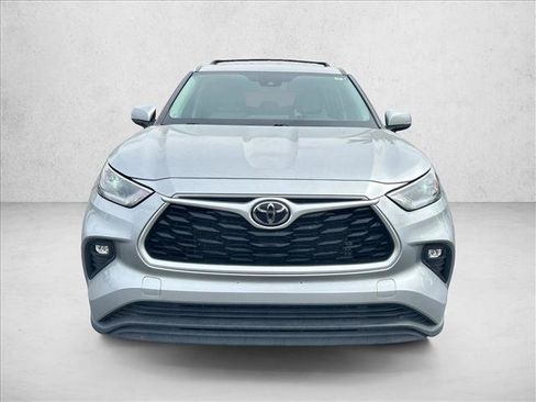 Used 2021 Toyota Highlander LE image 2