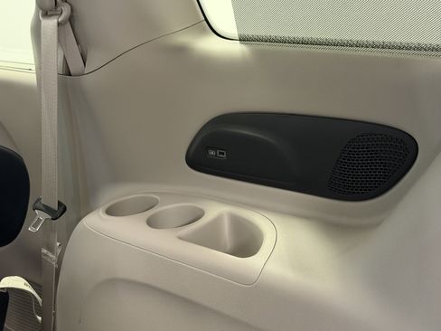 Used 2019 Chrysler Pacifica Touring-L Plus w/ Tire & Wheel Group image 28