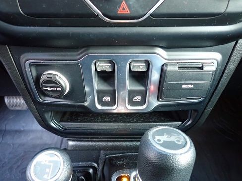 Certified 2019 Jeep Wrangler Sport image 23