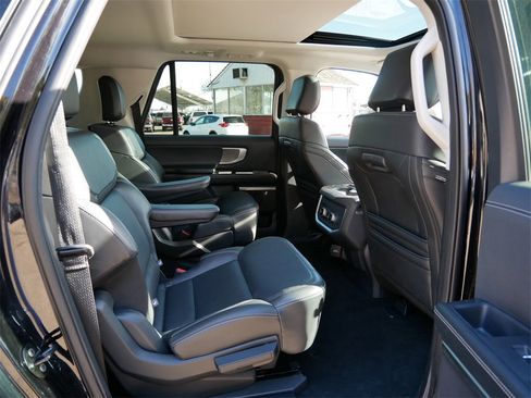 Used 2017 Jeep Grand Cherokee Overland w/ Jeep Active Safety Group image 9