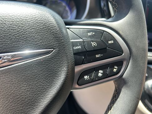 Used 2023 Chrysler Pacifica Touring-L FWD image 19