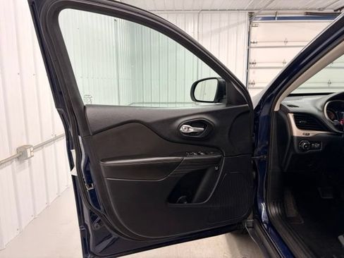 Used 2016 Jeep Cherokee Latitude AWD/4WD image 14