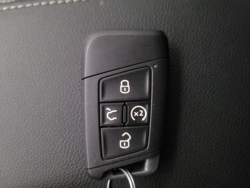 Used 2022 Volkswagen Tiguan SE image 32