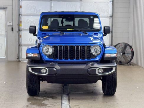 Used 2024 Jeep Gladiator Sport image 2
