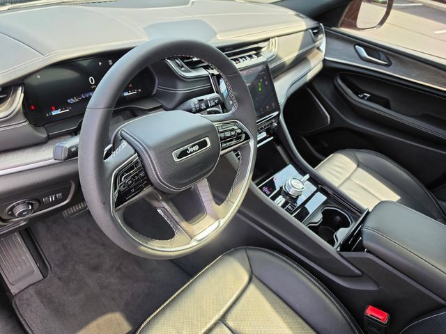 Used 2023 Jeep Grand Cherokee Overland AWD/4WD image 24