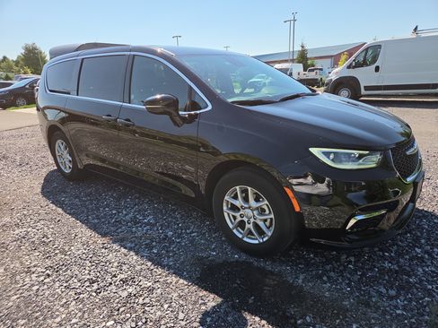 Used 2025 Chrysler Pacifica Select FWD image 21