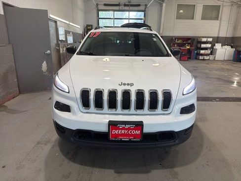 Used 2017 Jeep Cherokee Sport FWD image 9