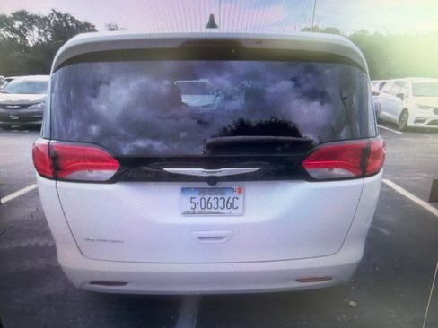 Used 2023 Chrysler Voyager LX FWD image 3