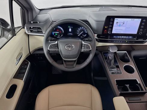 Used 2022 Toyota Sienna XLE image 24