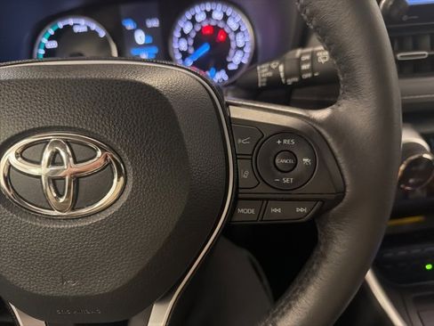 Used 2021 Toyota RAV4 XLE Premium image 24