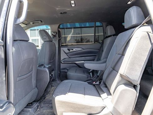 Used 2025 Chevrolet Traverse LT FWD image 18