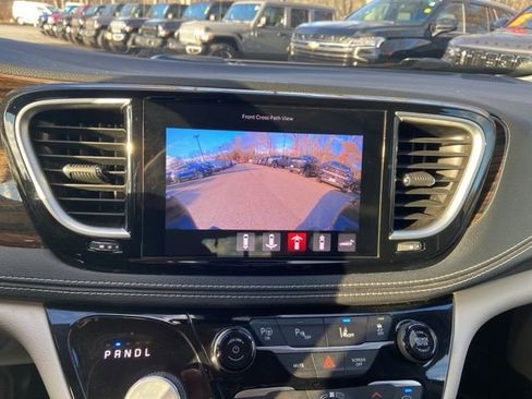 Used 2022 Chrysler Pacifica Limited image 23