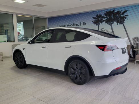 Used 2025 Tesla Model Y Long Range RWD image 3