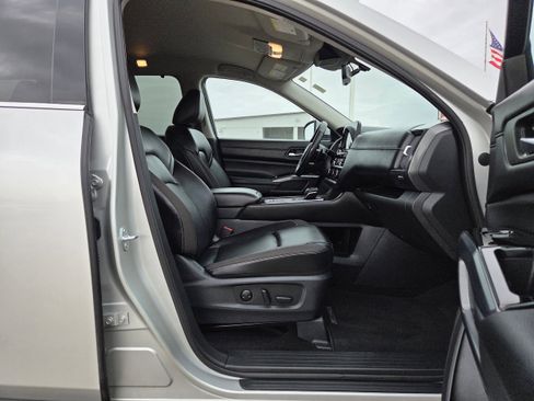 Used 2025 Nissan Pathfinder SL image 18