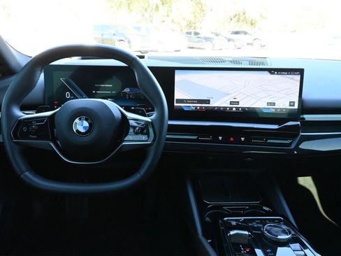 Used 2024 BMW 530i image 9