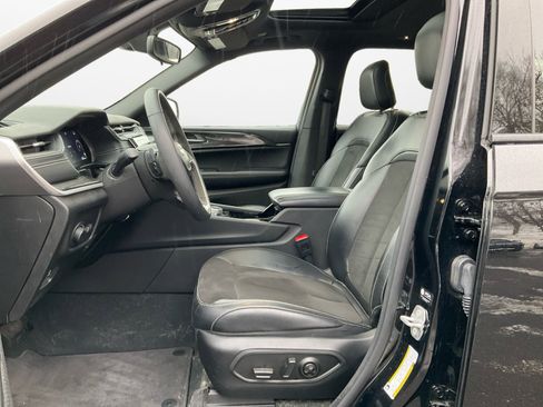 Used 2023 Jeep Grand Cherokee Altitude image 9