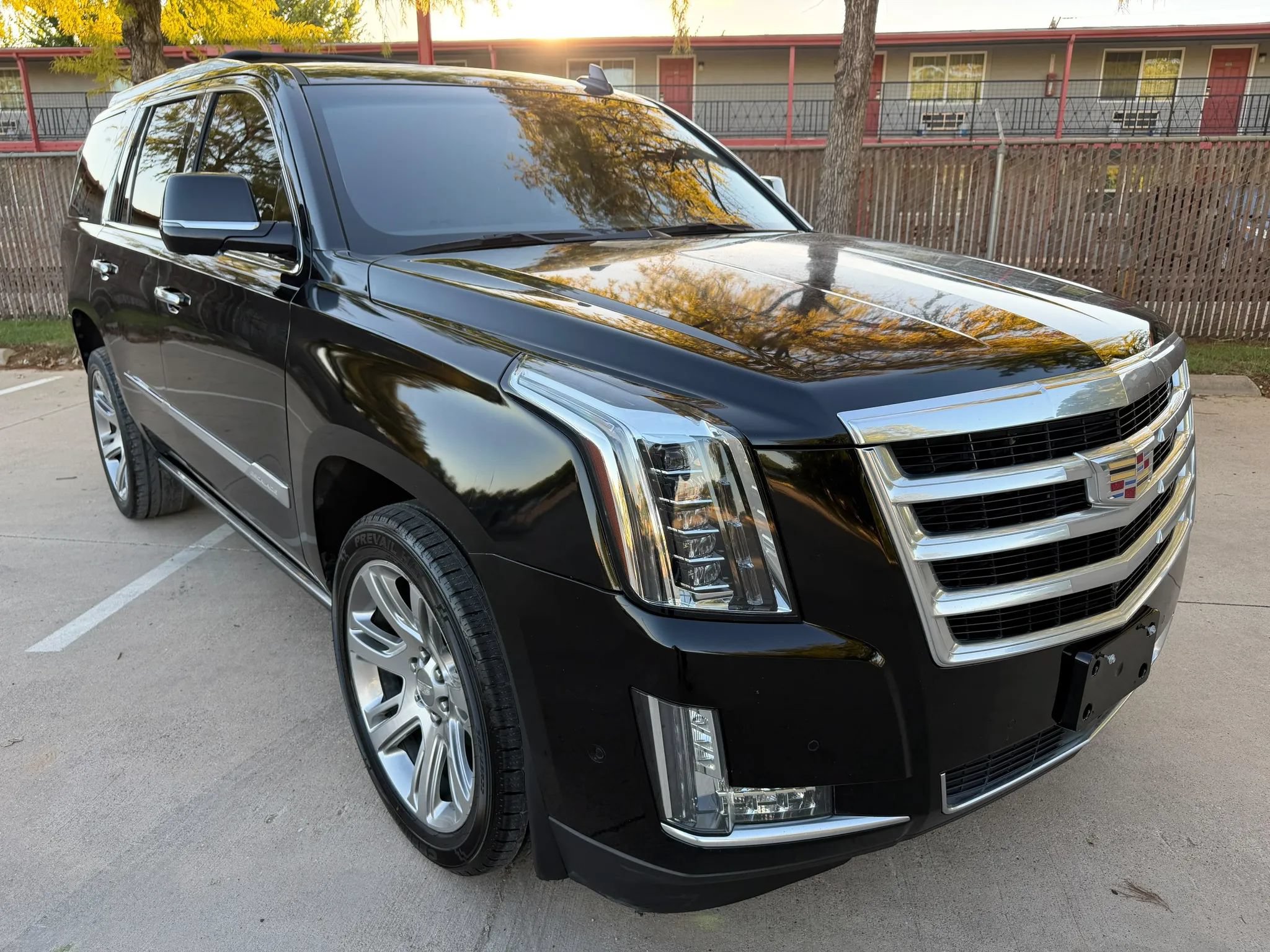 Used 2018 Cadillac Escalade Premium Luxury RWD image 4