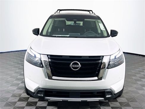 New 2025 Nissan Pathfinder Platinum image 3