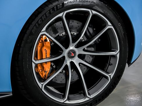 Used 2018 McLaren 570S Spider image 17