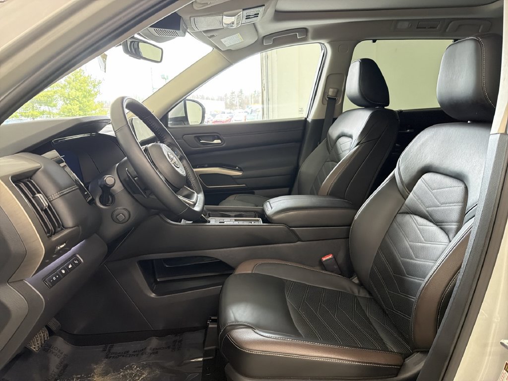 Certified 2025 Nissan Pathfinder Platinum w/ Cargo Package FWD image 25