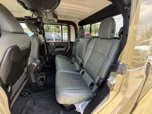 Used 2025 Jeep Gladiator Mojave w/ Convenience Group AWD/4WD image 29