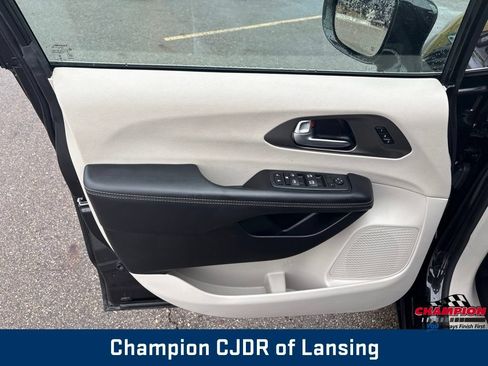 Used 2022 Chrysler Pacifica Touring-L FWD image 14