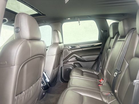 Used 2017 Porsche Cayenne Platinum Edition w/ Premium Package (PJV) image 21