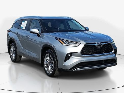 Used 2024 Toyota Highlander Platinum image 2