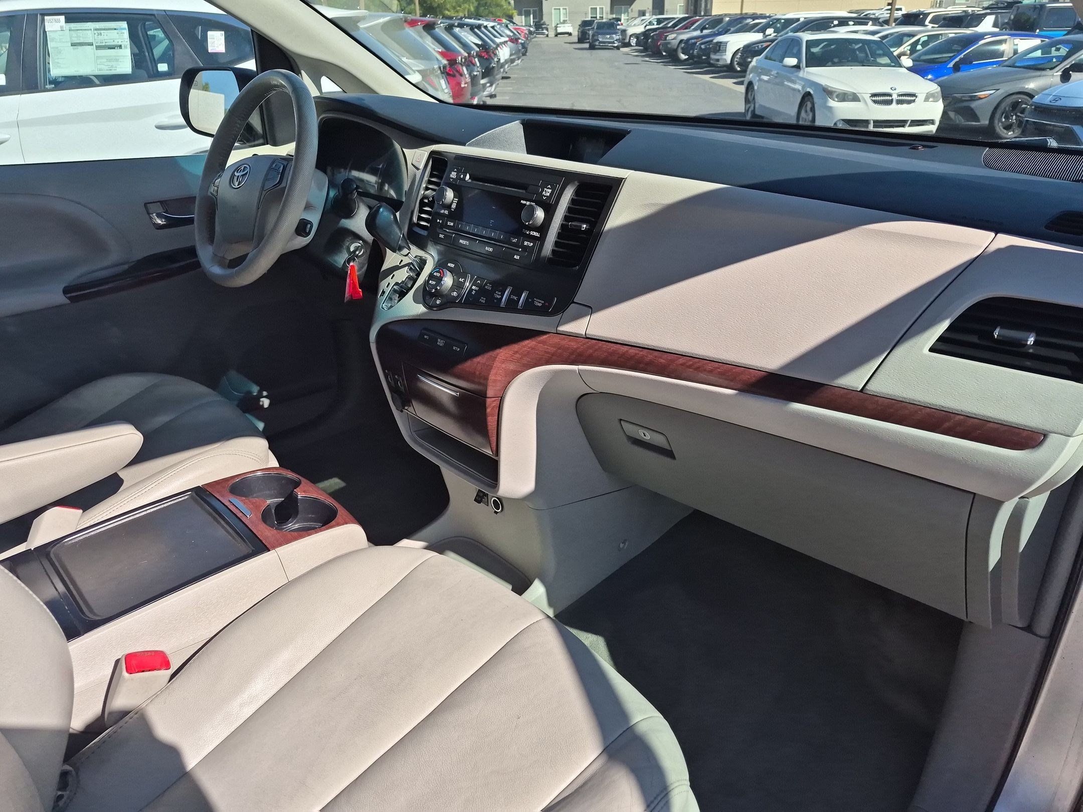 Used 2014 Toyota Sienna XLE FWD image 29