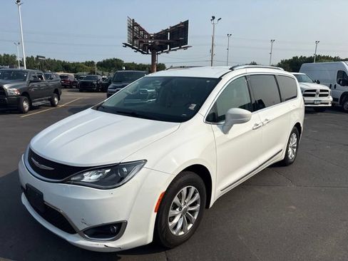 Used 2018 Chrysler Pacifica Touring-L w/ Premium Audio Group FWD image 3