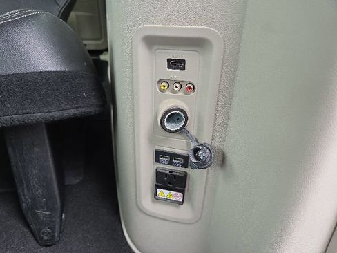 Used 2016 Chrysler Town & Country Touring-L FWD image 42