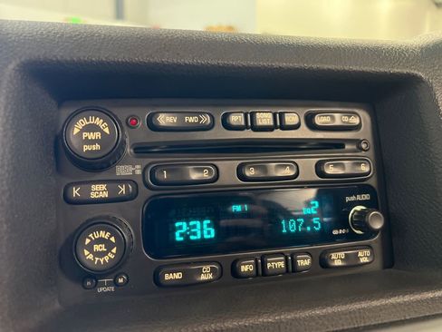 Used 2003 Chevrolet SSR w/ Preferred Equipment Group image 92